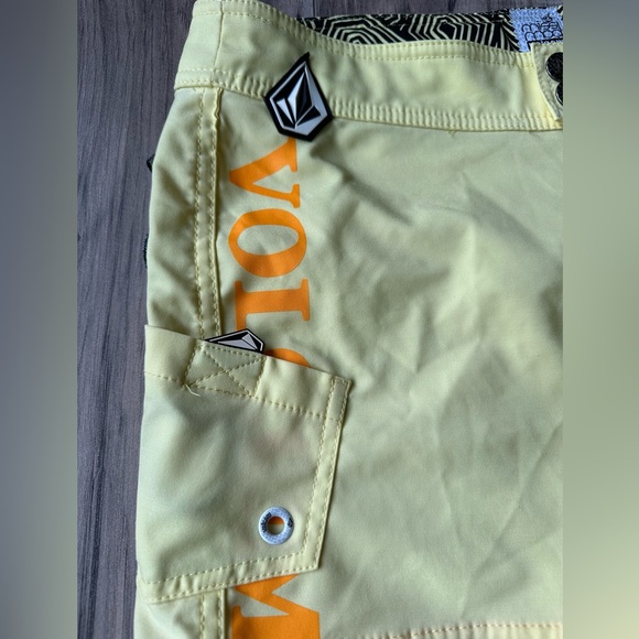 Volcom Miss Mod Boardshorts Pockets and Rubber Embellishments in Yellow Size 3 - Picture 4 of 9